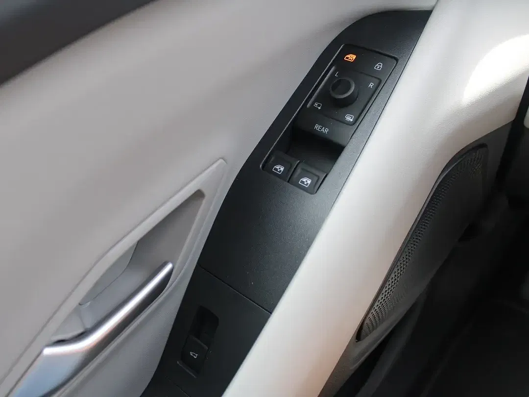 Ford Explorer - Thumbnail 13