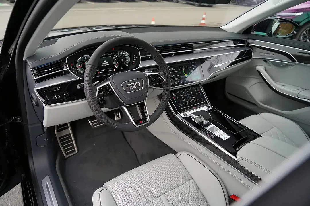 Audi A8 - Thumbnail 13