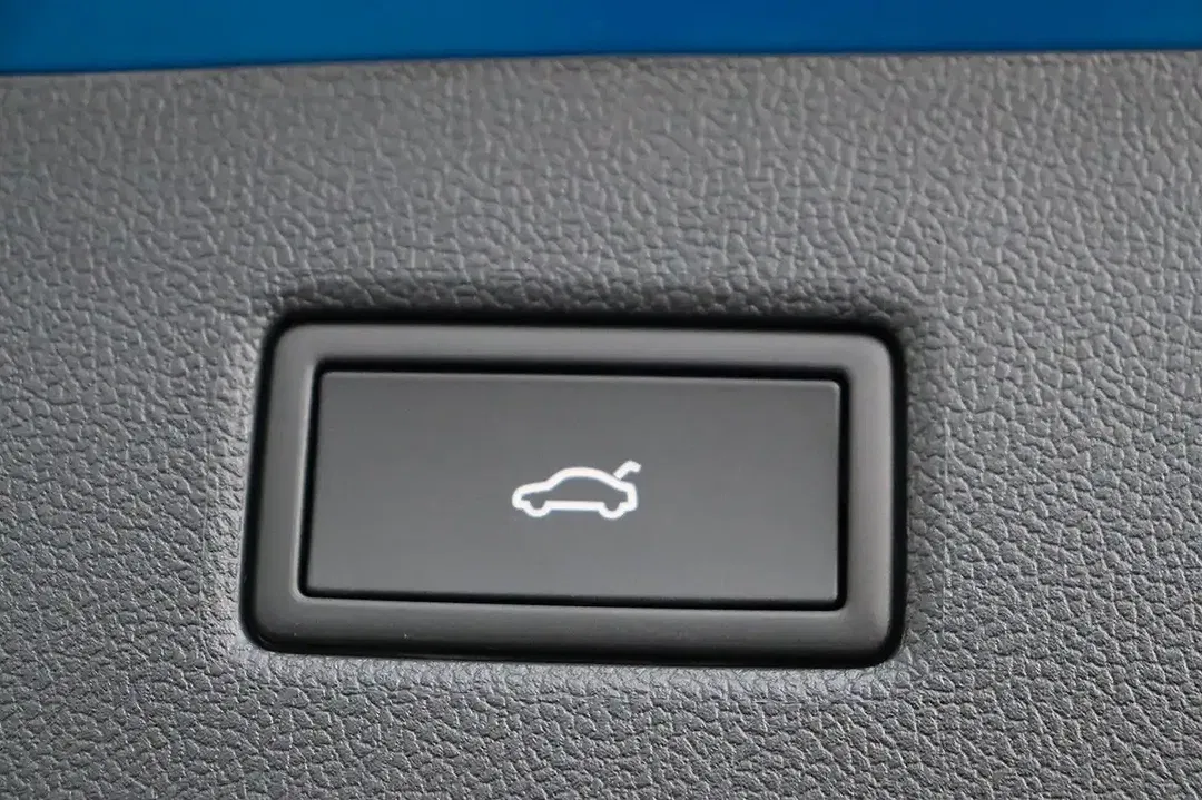 Ford Explorer - Thumbnail 9