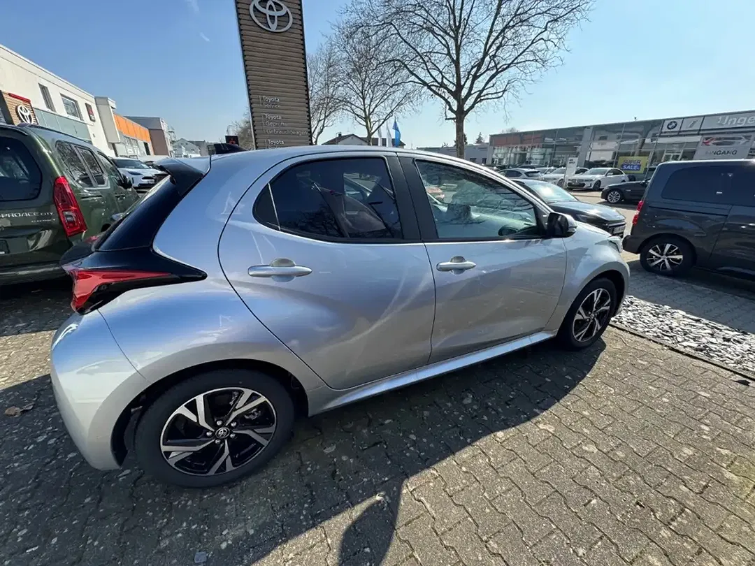 Toyota Yaris - Thumbnail 5