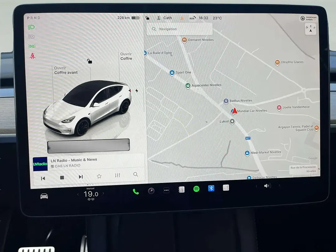 Tesla Model Y - Thumbnail 14