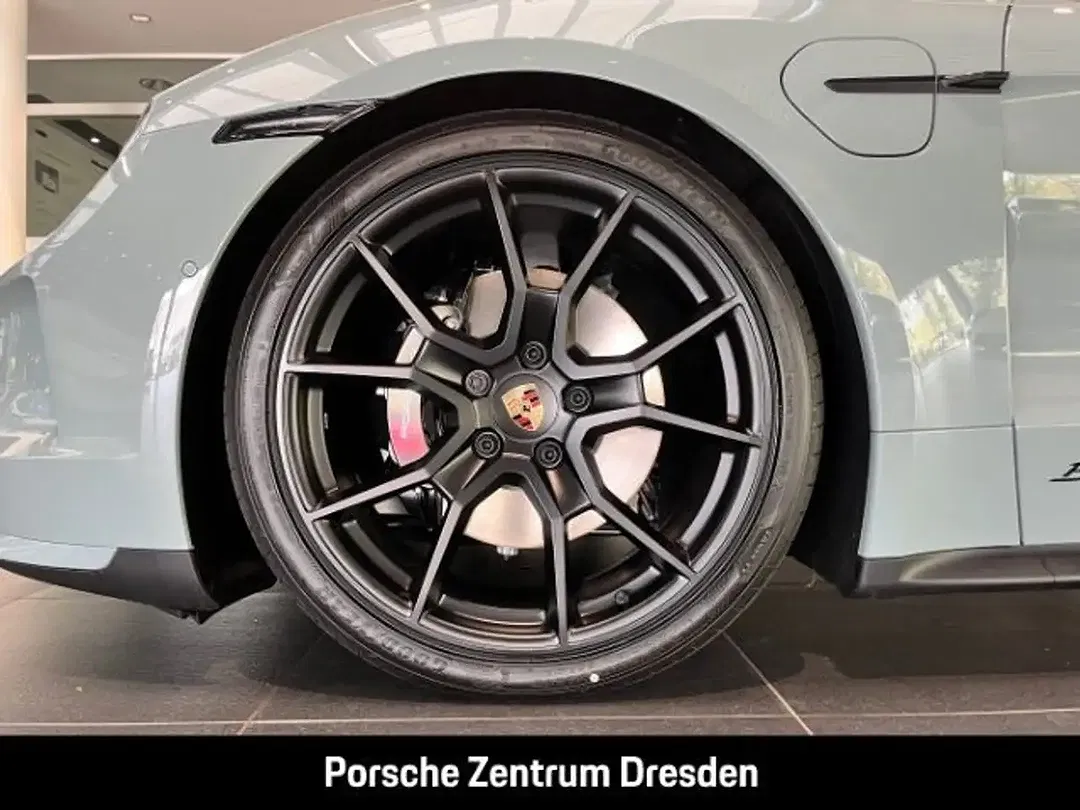 Porsche Taycan - Thumbnail 12