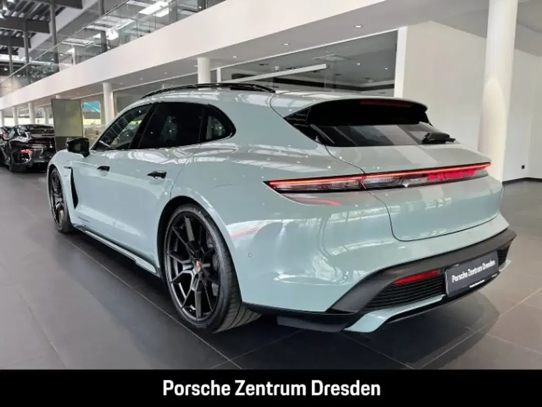 Porsche Taycan - Thumbnail 3