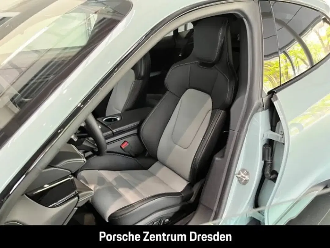 Porsche Taycan - Thumbnail 5