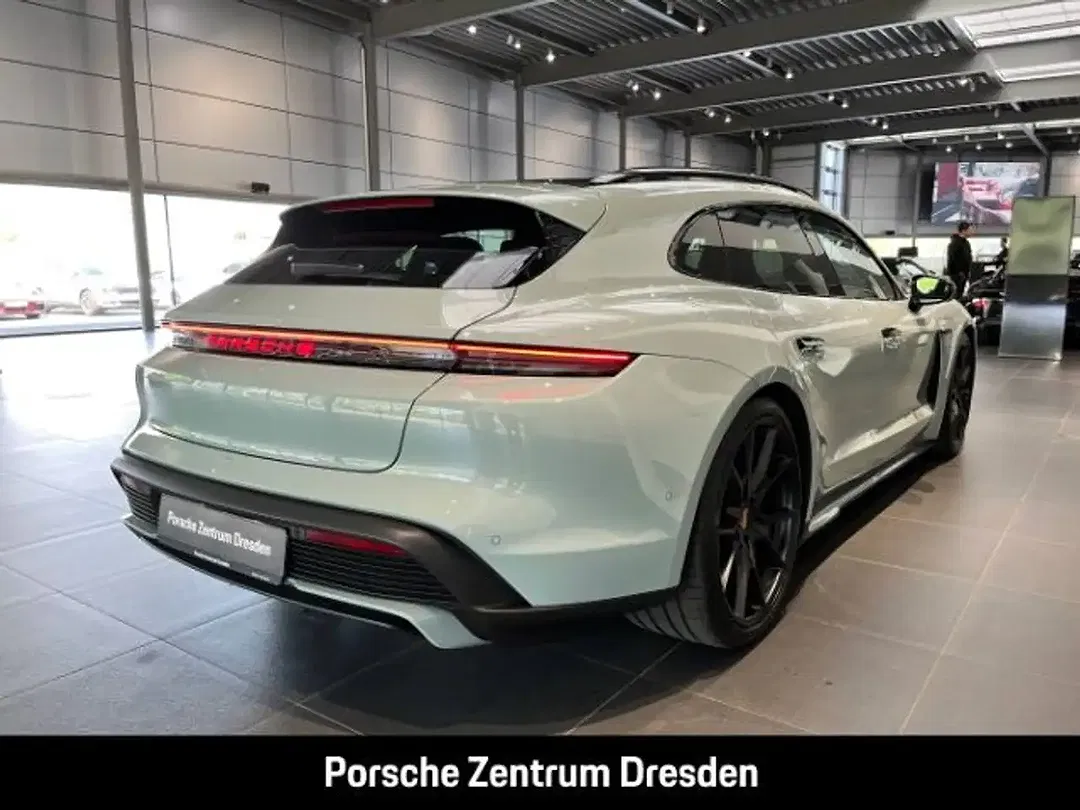 Porsche Taycan - Thumbnail 8