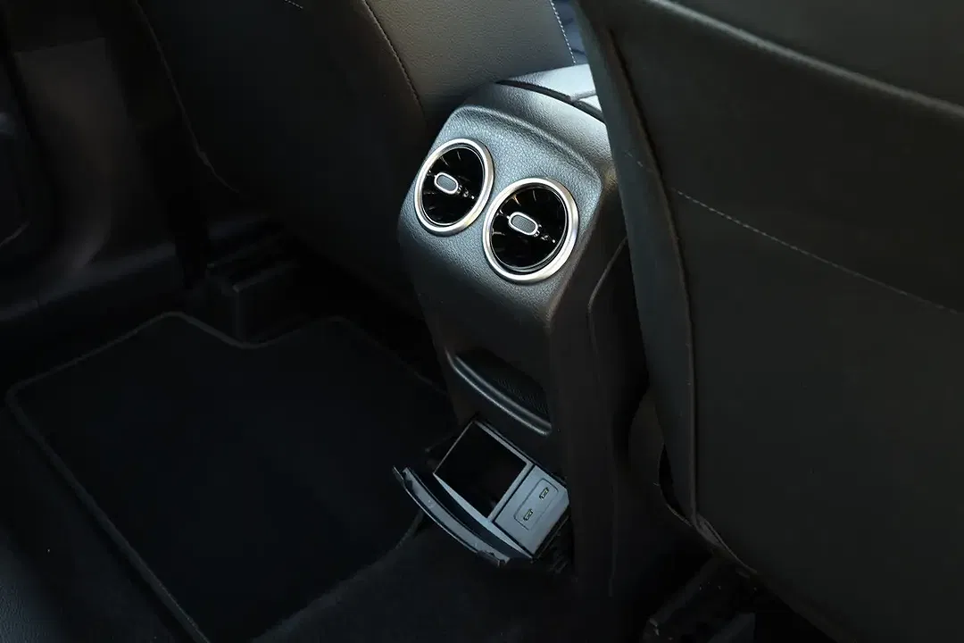 Mercedes-Benz GLB 200 - Thumbnail 11
