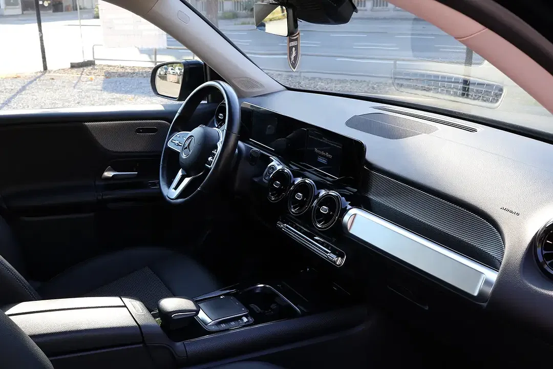 Mercedes-Benz GLB 200 - Thumbnail 14