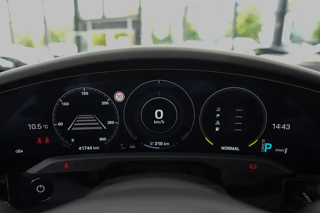 Porsche Taycan - Thumbnail 15