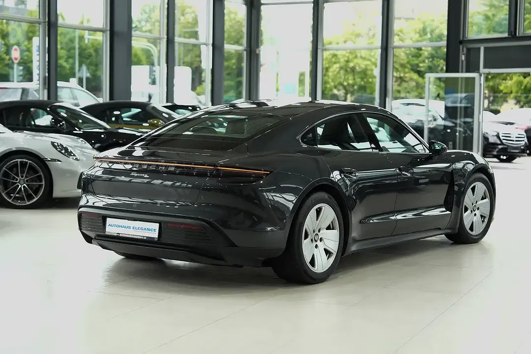 Porsche Taycan - Thumbnail 2