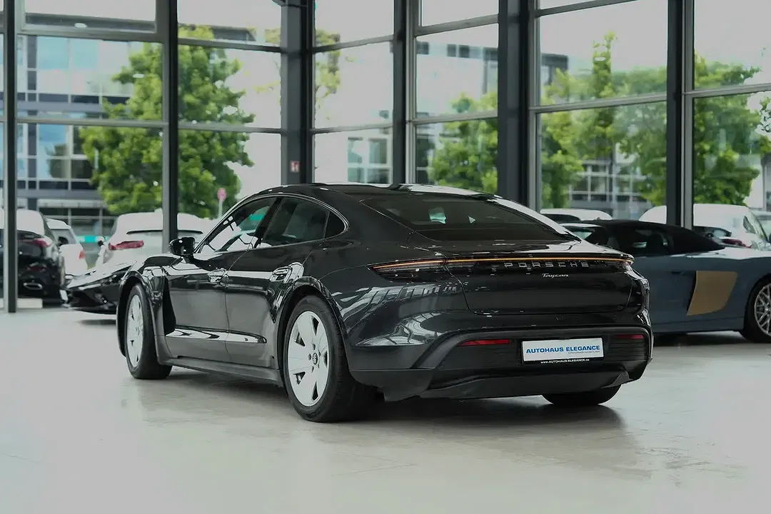 Porsche Taycan - Thumbnail 3