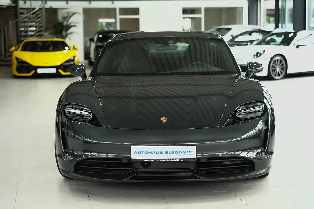 Porsche Taycan - Thumbnail 4