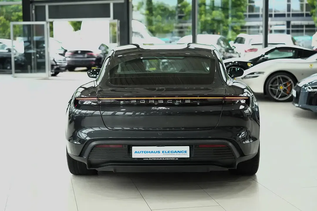 Porsche Taycan - Thumbnail 5