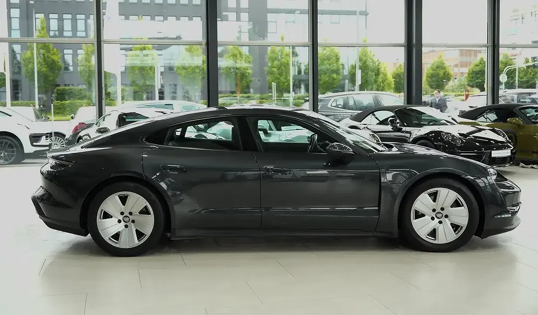 Porsche Taycan - Thumbnail 6