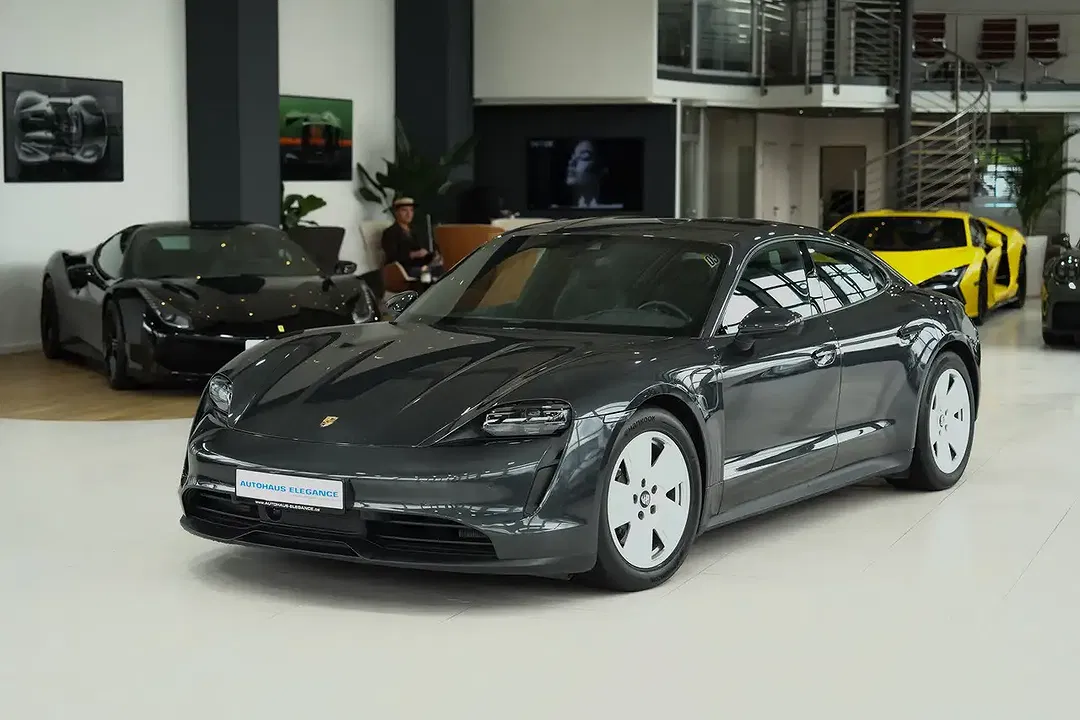 Porsche Taycan - Thumbnail 7