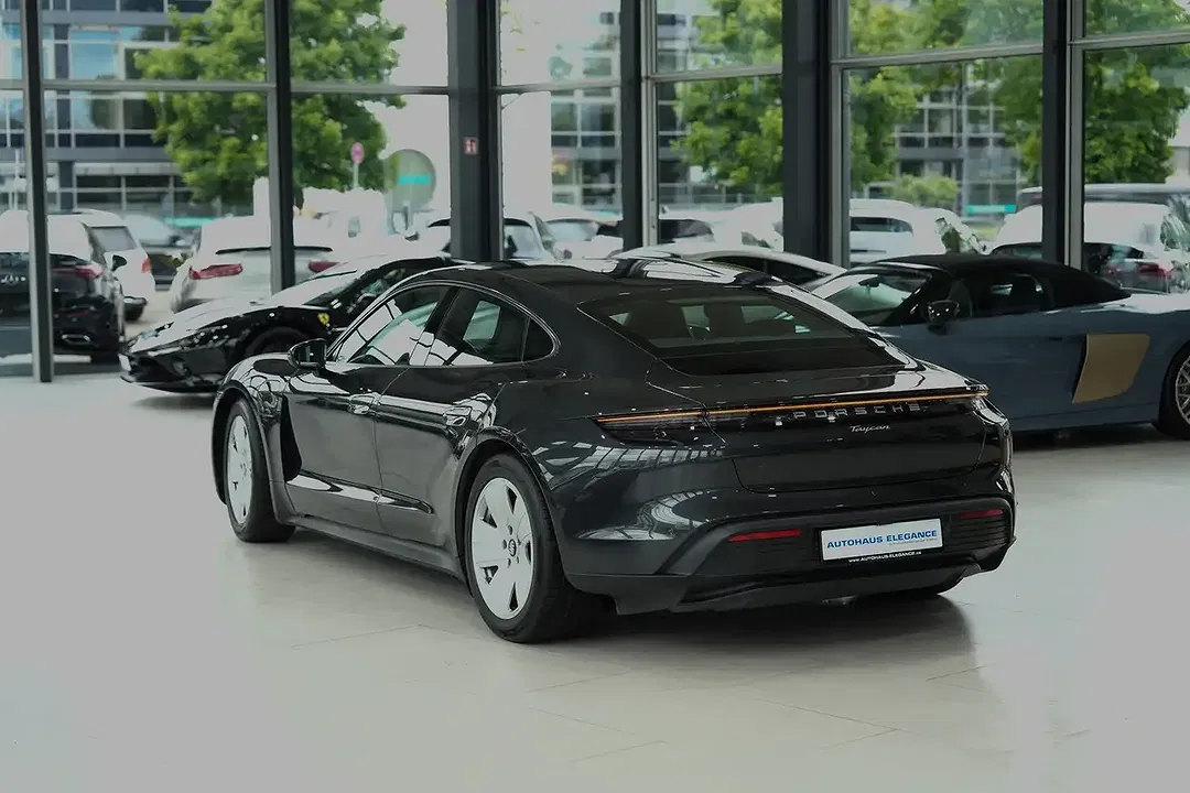 Porsche Taycan - Thumbnail 8
