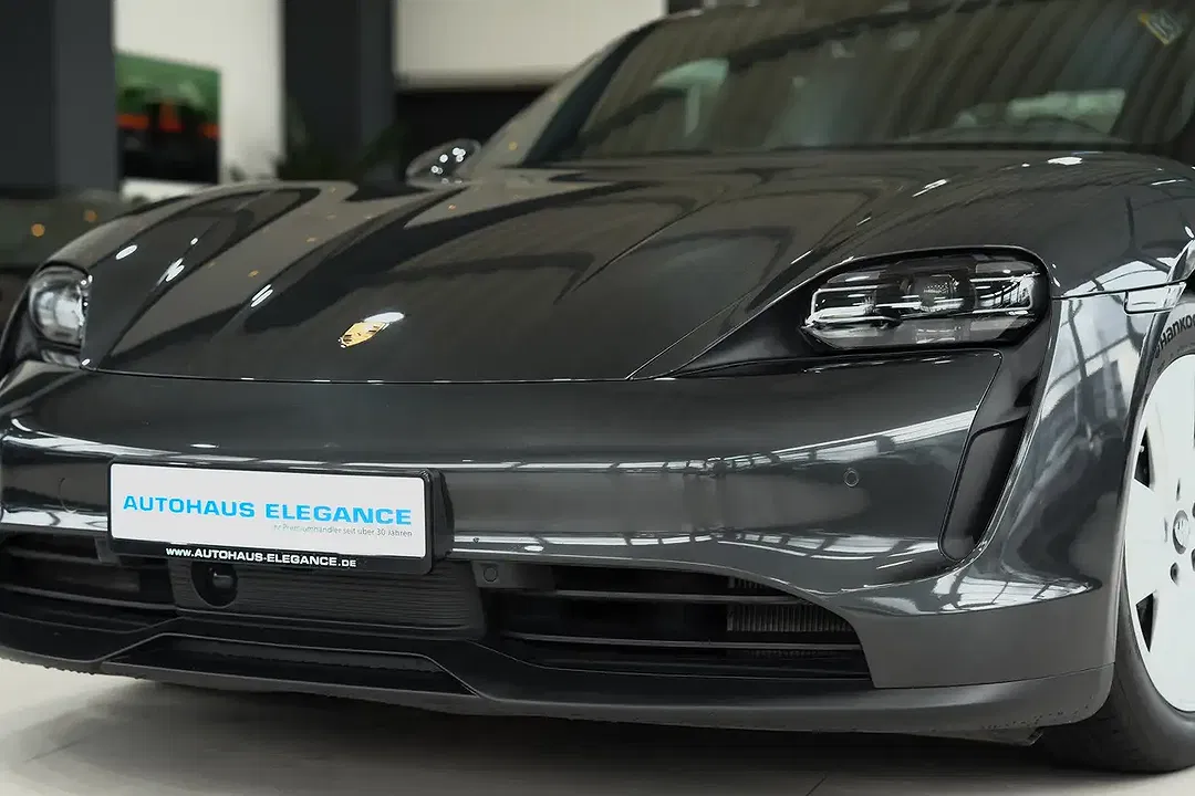 Porsche Taycan - Thumbnail 9