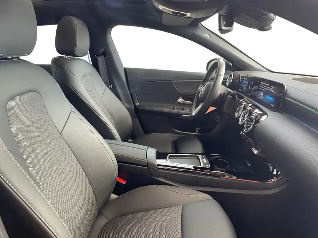 Mercedes-Benz CLA 200 - Thumbnail 3