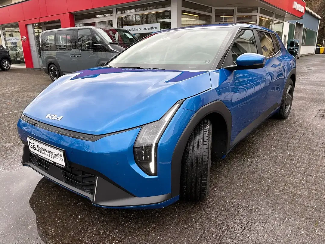 Kia EV4 - Thumbnail 1