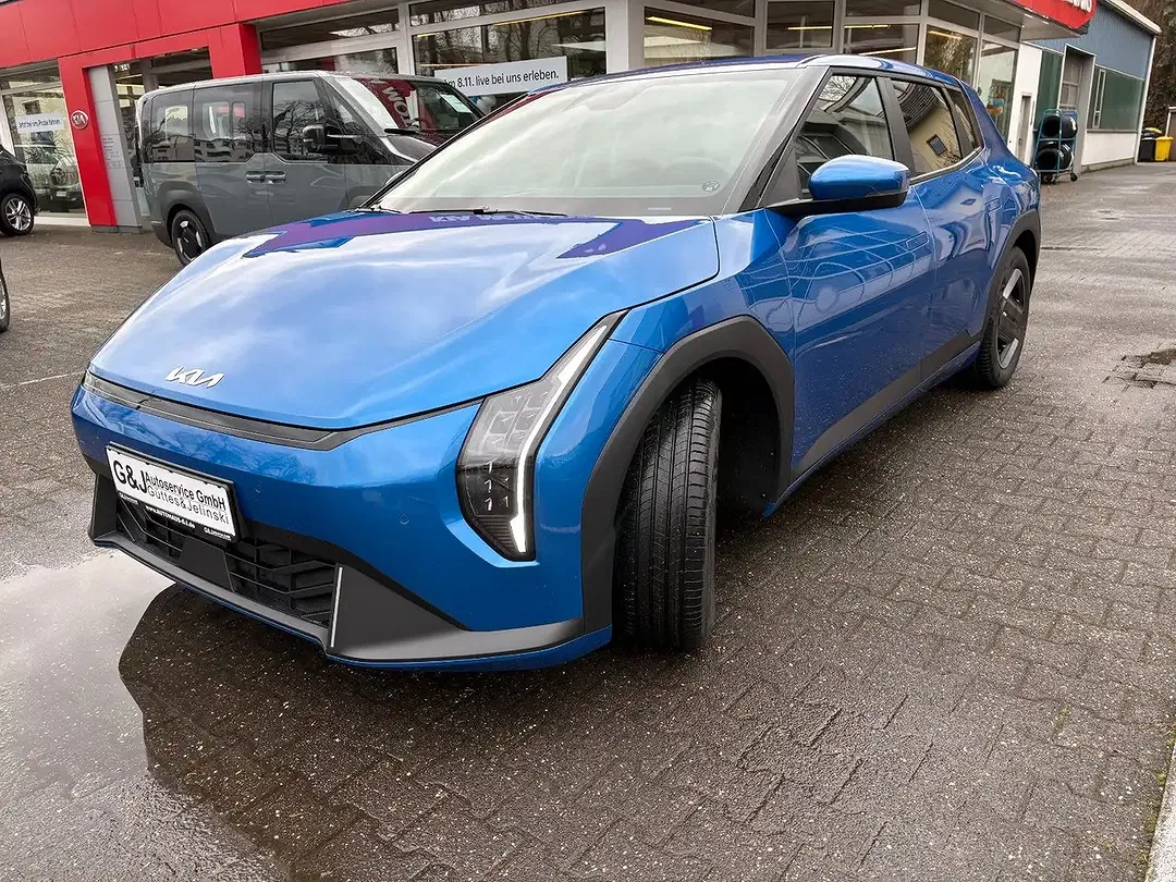 Kia EV4 - Thumbnail 2