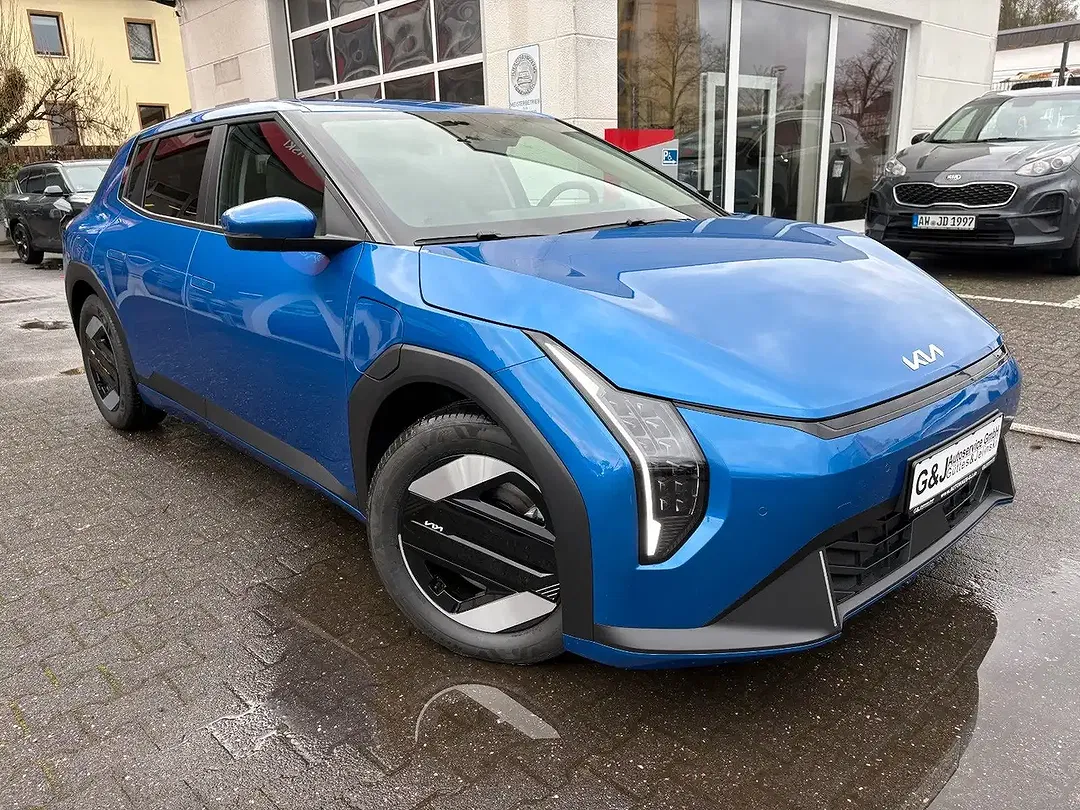 Kia EV4 - Thumbnail 4