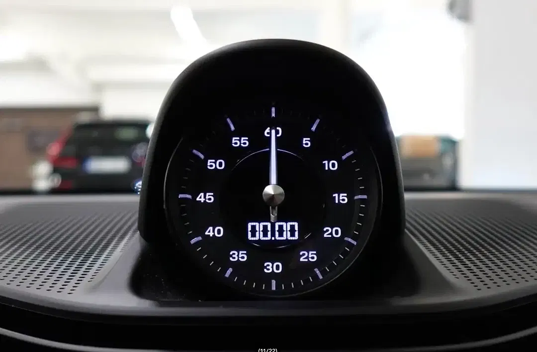Porsche Taycan - Thumbnail 11