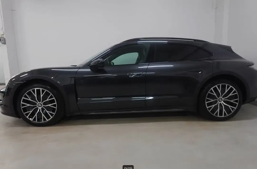 Porsche Taycan - Thumbnail 3