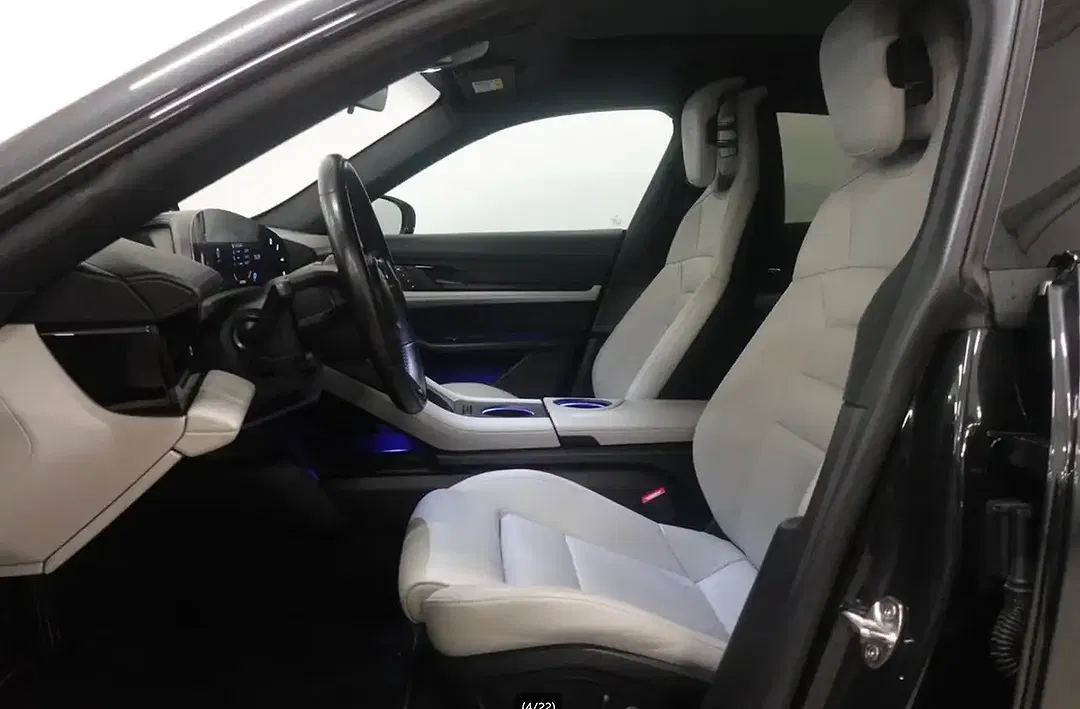 Porsche Taycan - Thumbnail 4