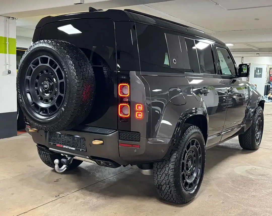 Land Rover Defender - Thumbnail 5