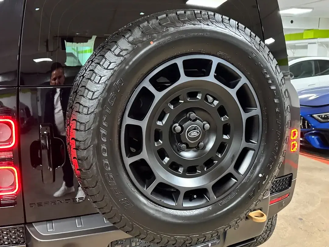 Land Rover Defender - Thumbnail 9