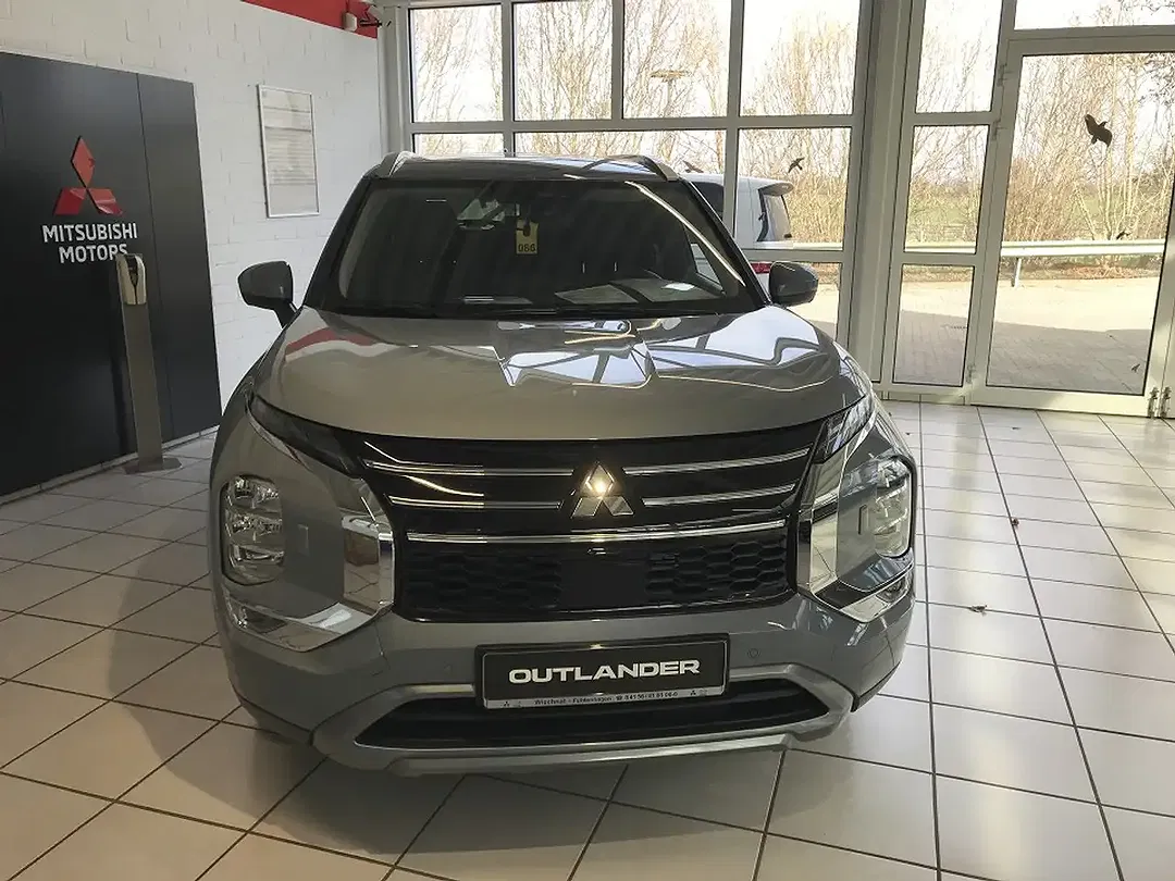 Mitsubishi Outlander - Thumbnail 2
