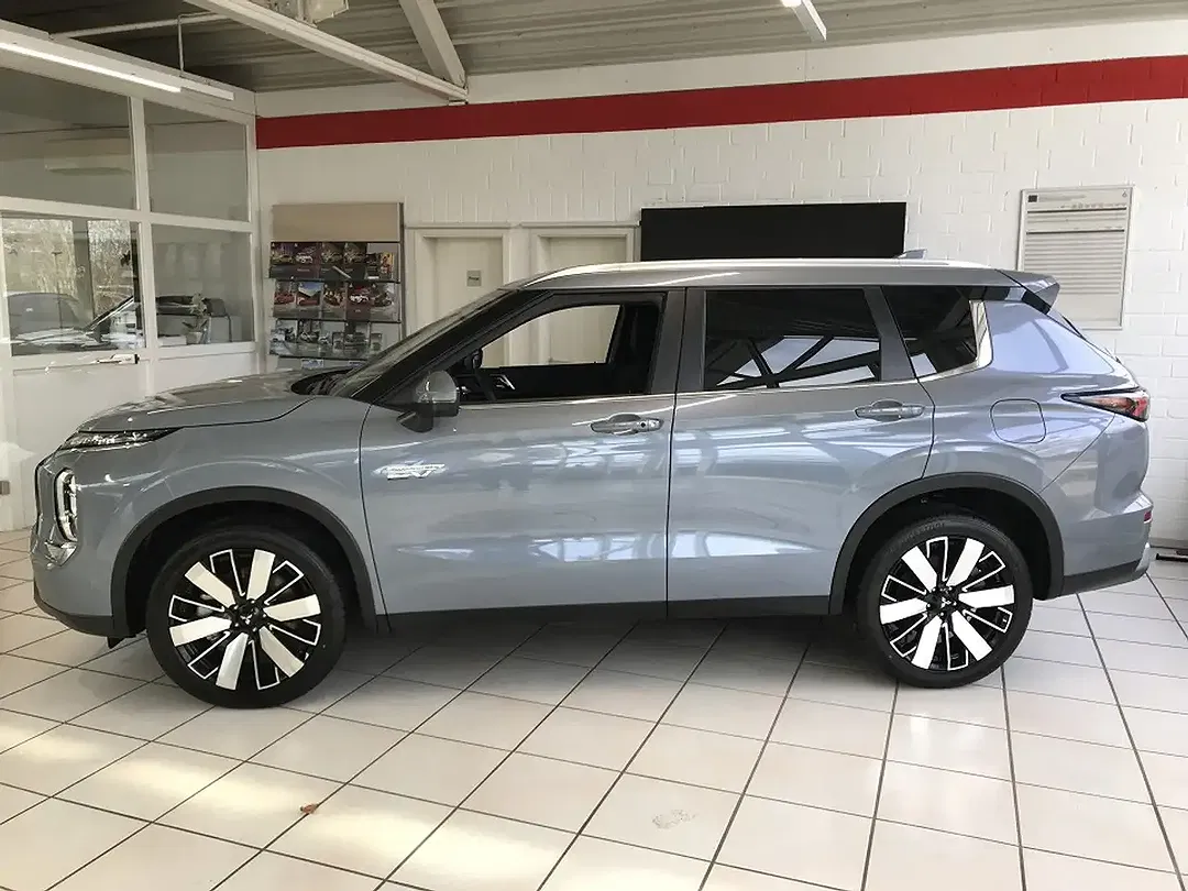 Mitsubishi Outlander - Thumbnail 4