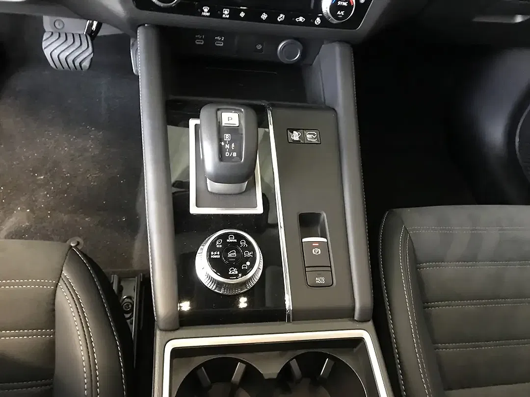 Mitsubishi Outlander - Thumbnail 9