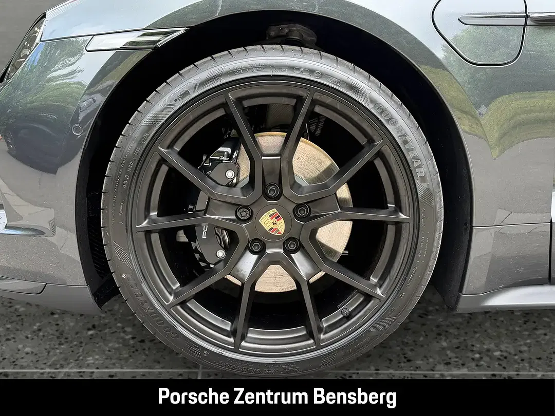 Porsche Taycan - Thumbnail 10
