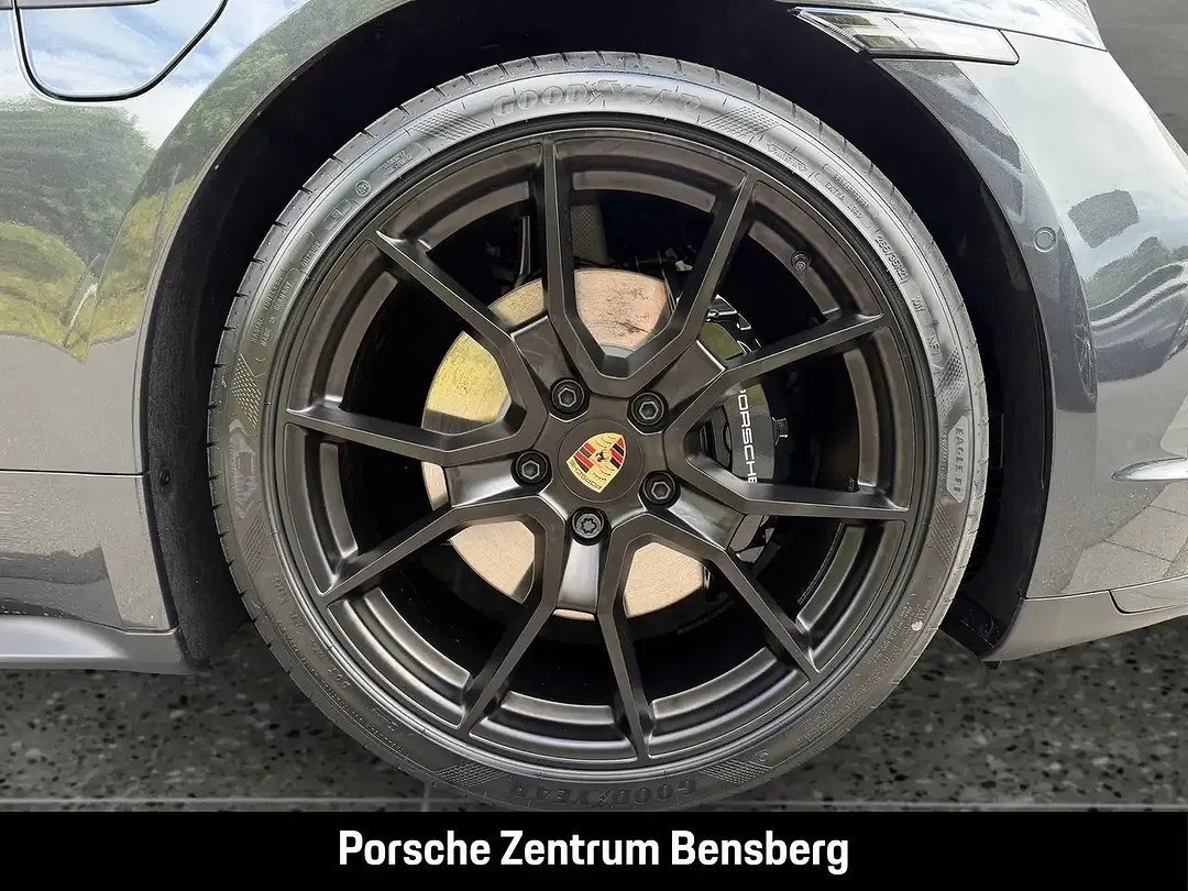 Porsche Taycan - Thumbnail 11