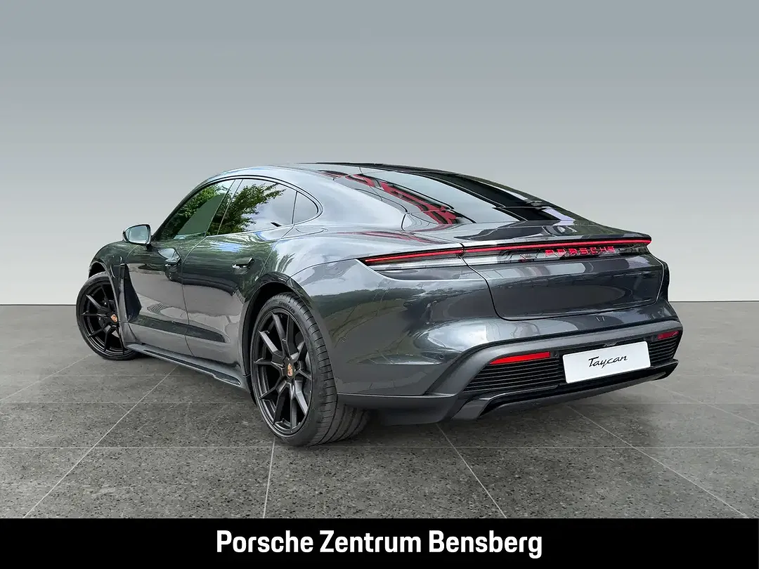 Porsche Taycan - Thumbnail 3