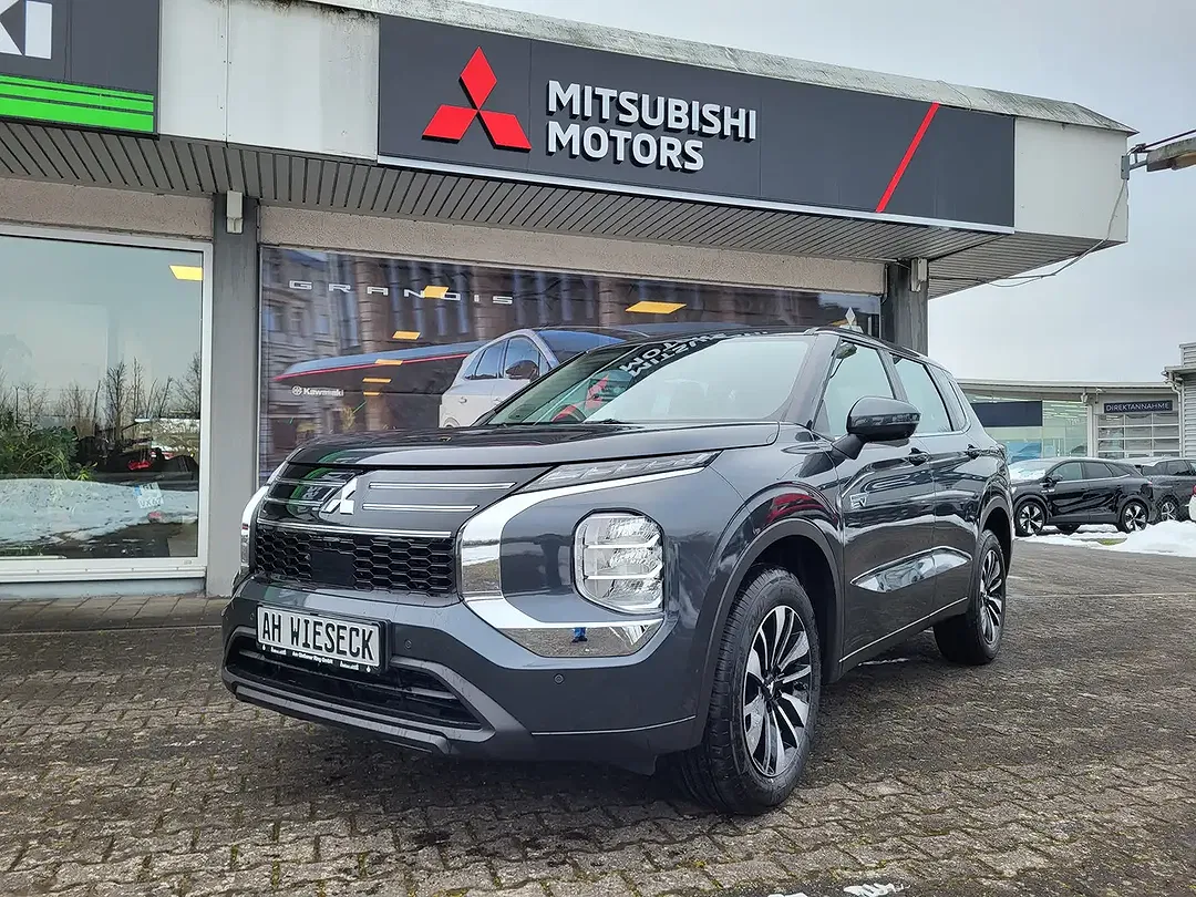 Mitsubishi Outlander - Thumbnail 1