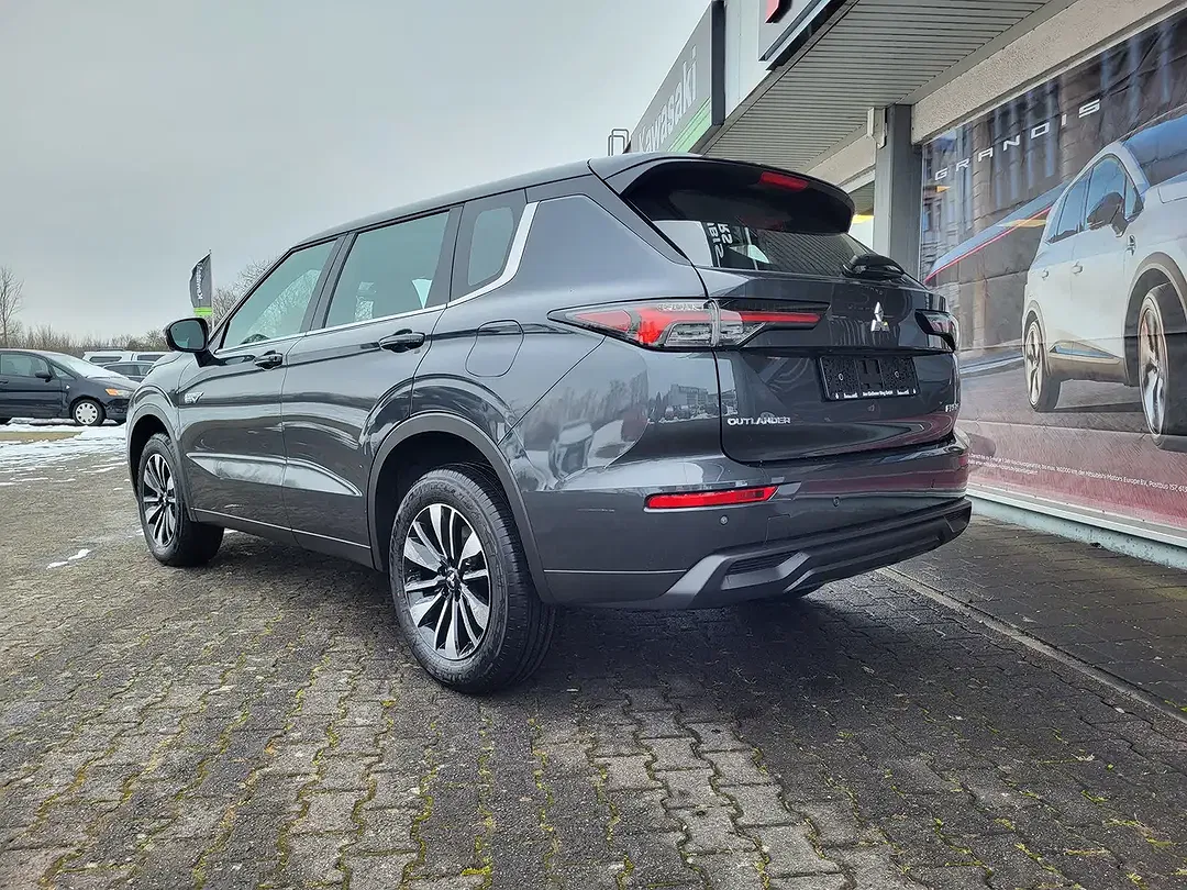 Mitsubishi Outlander - Thumbnail 3