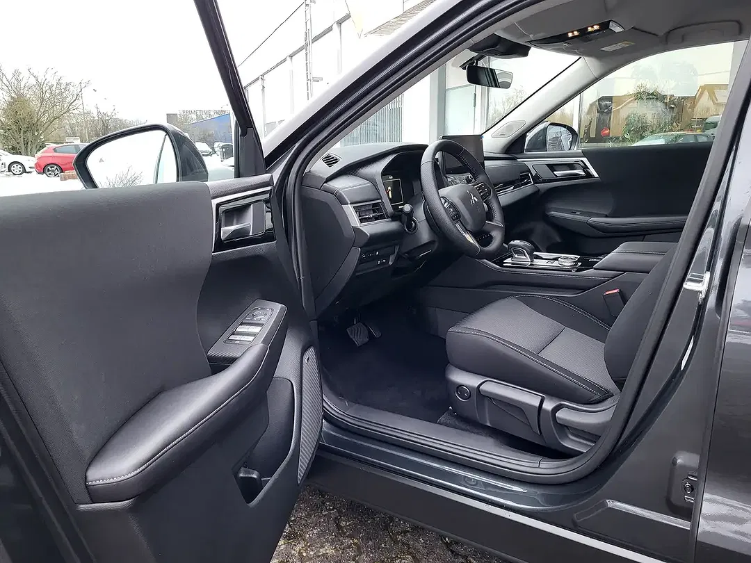 Mitsubishi Outlander - Thumbnail 9