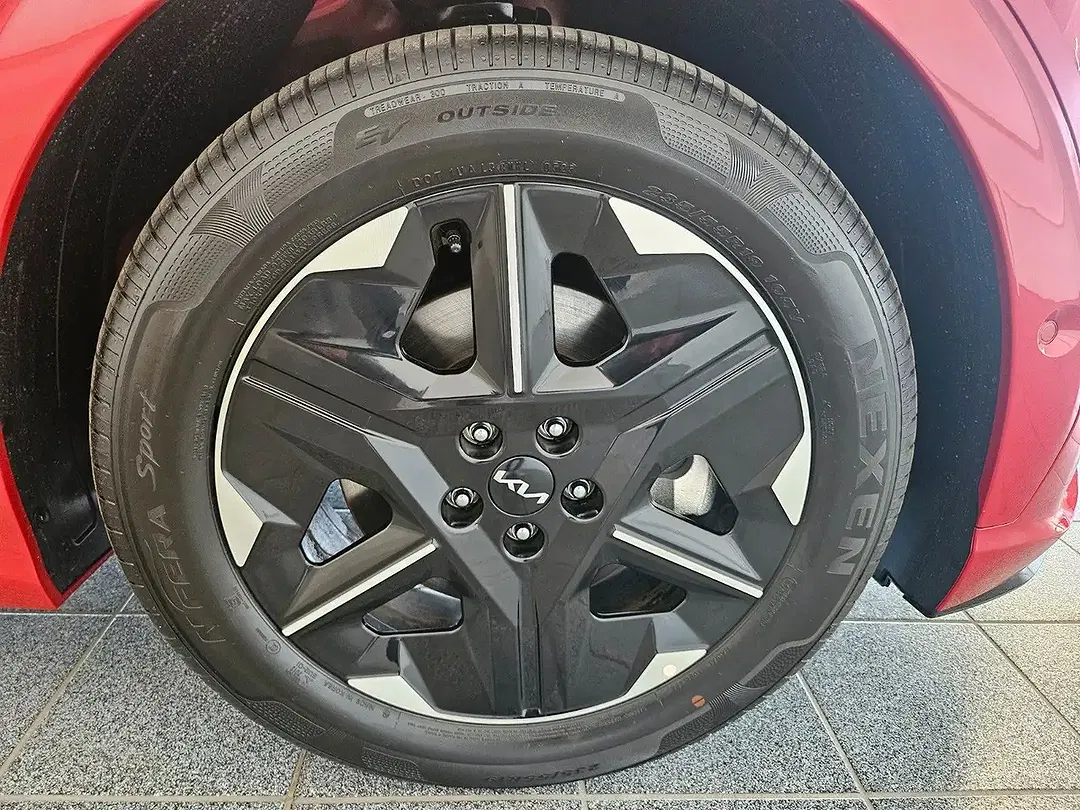Kia EV6 - Thumbnail 12