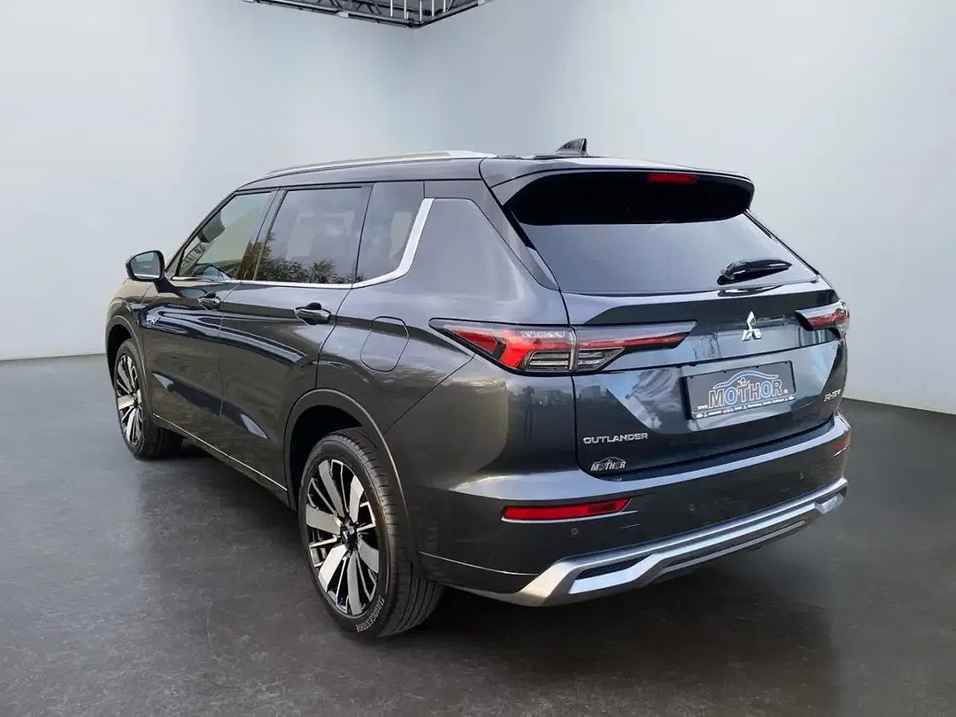 Mitsubishi Outlander - Thumbnail 4