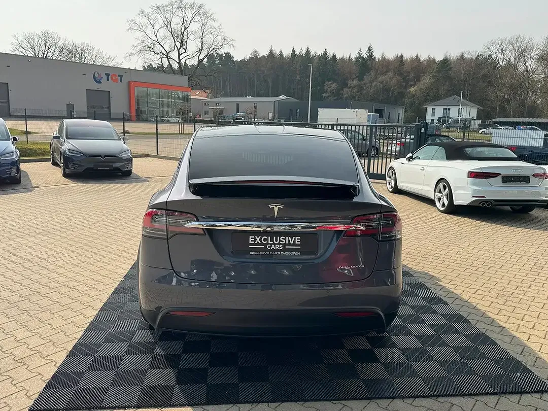 Tesla Model X - Thumbnail 10
