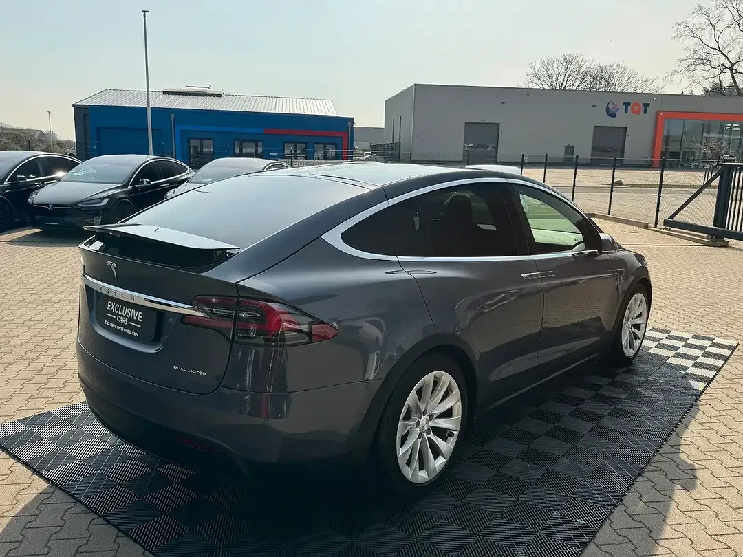 Tesla Model X - Thumbnail 12
