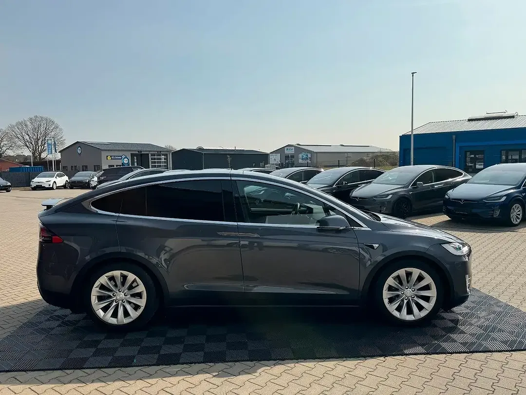 Tesla Model X - Thumbnail 13