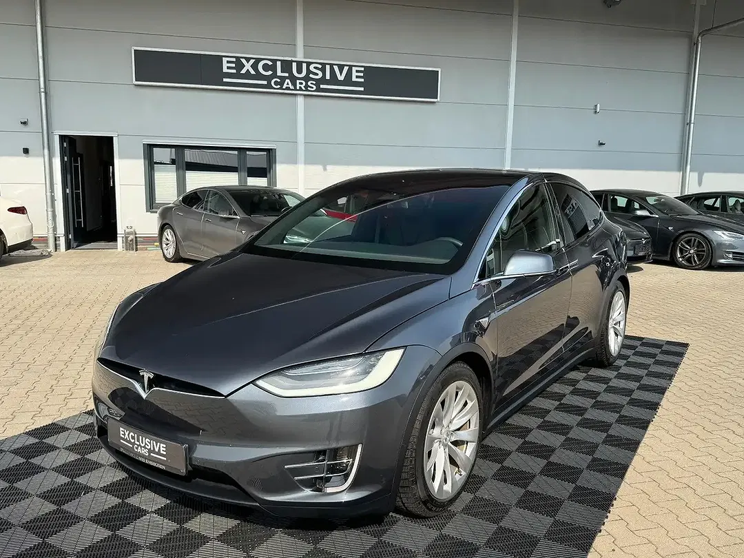 Tesla Model X - Thumbnail 2