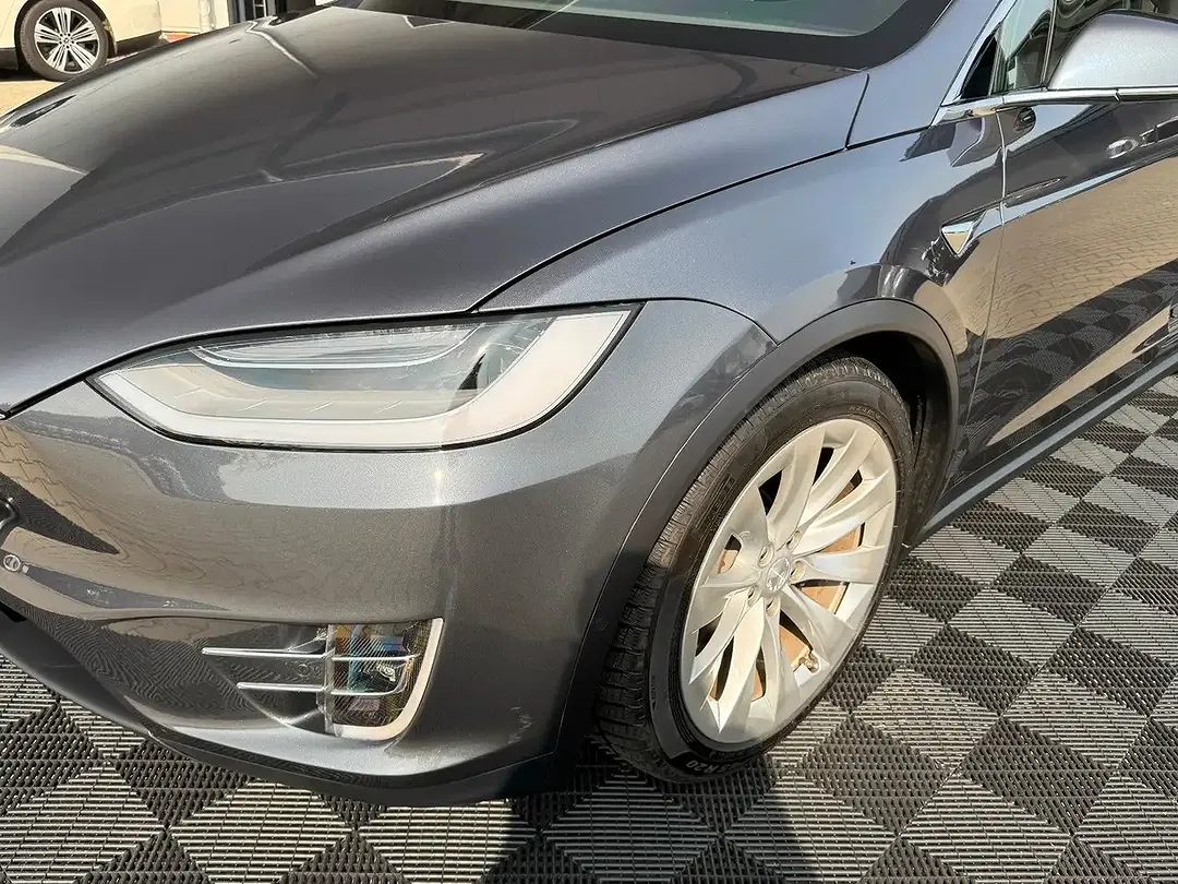 Tesla Model X - Thumbnail 3