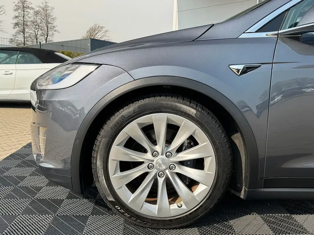 Tesla Model X - Thumbnail 4
