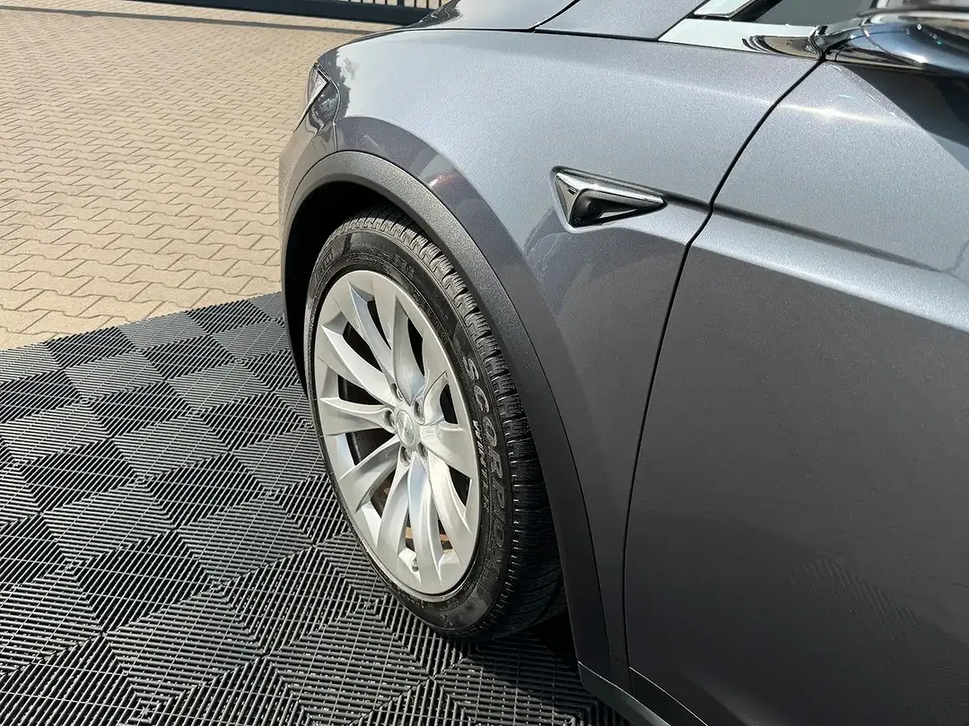 Tesla Model X - Thumbnail 5
