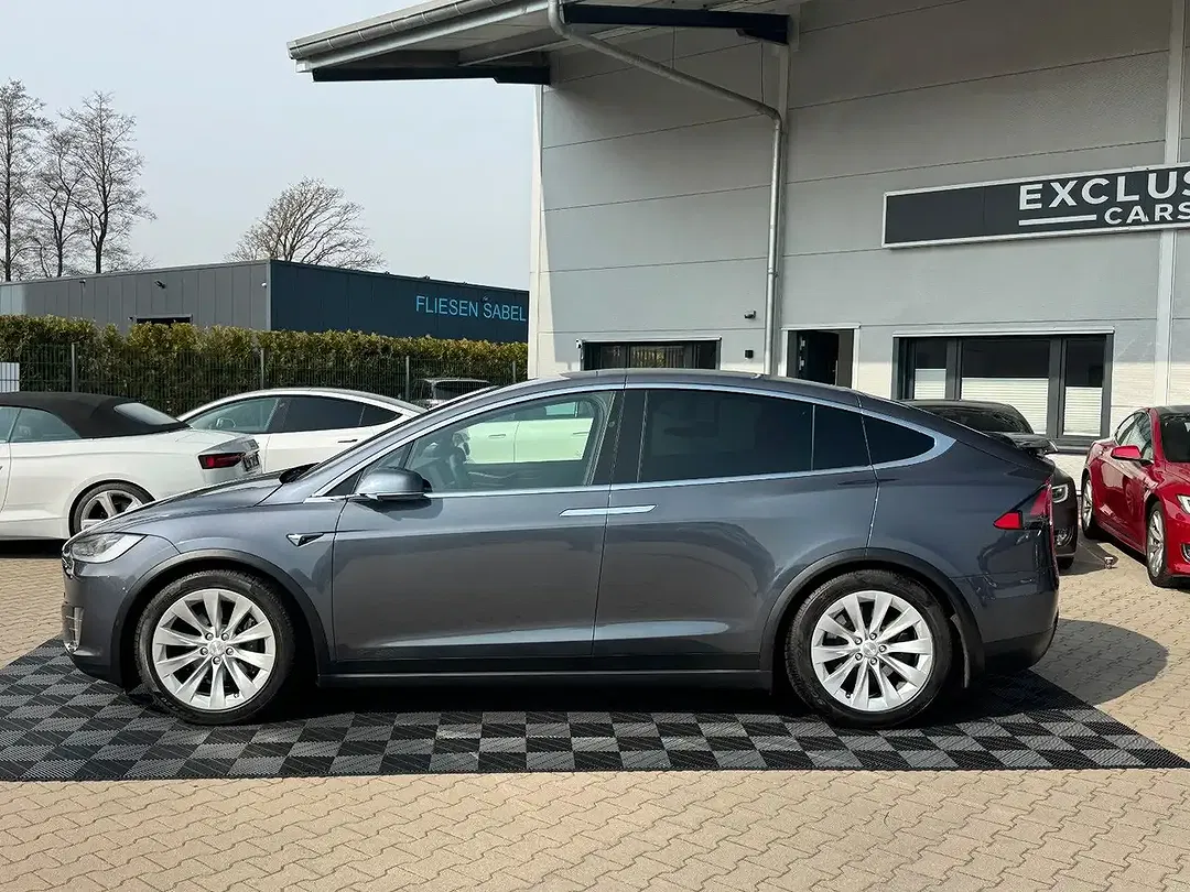 Tesla Model X - Thumbnail 6