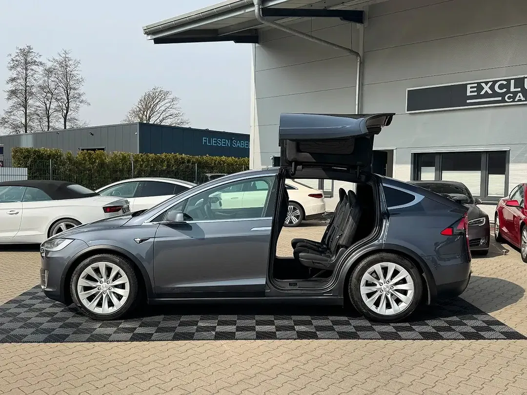 Tesla Model X - Thumbnail 7