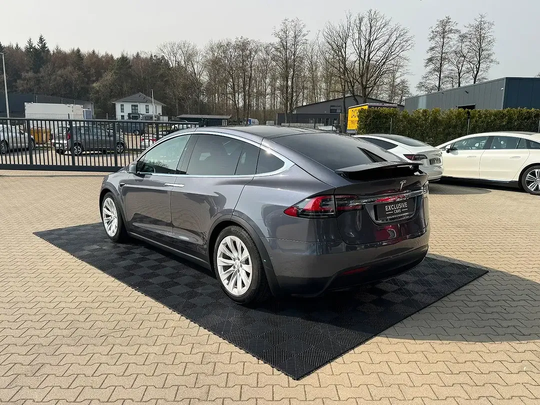 Tesla Model X - Thumbnail 9